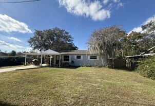 40201 E 9th Ave in Umatilla, FL - Building Photo
