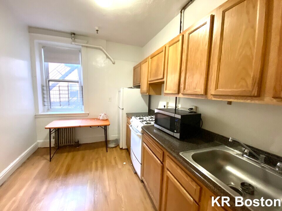 1620 Commonwealth Ave in Boston, MA - Building Photo