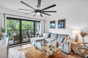 580 Neapolitan Way in Naples, FL - Building Photo