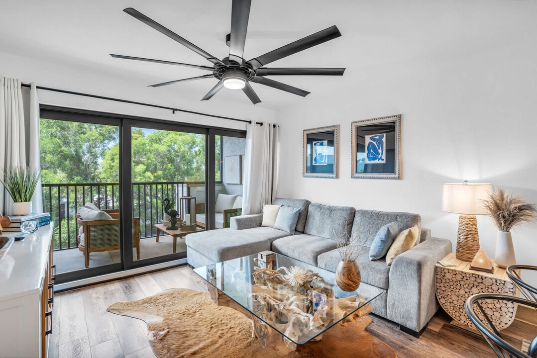 580 Neapolitan Way in Naples, FL - Building Photo