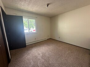 1525 12th St NW in Minot, ND - Building Photo - Building Photo