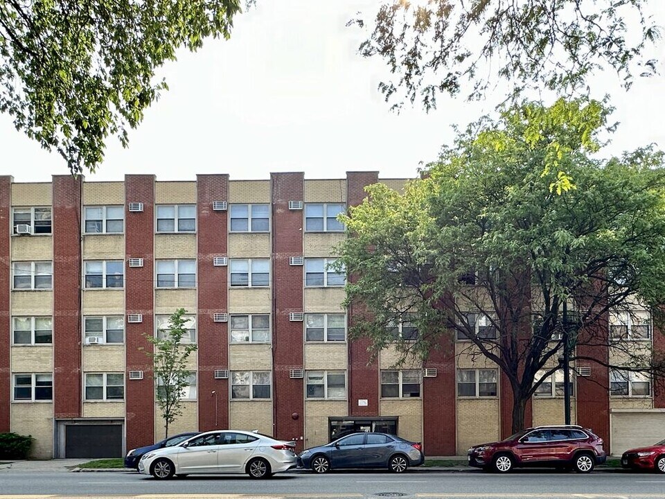 6830 N Sheridan Rd in Chicago, IL - Building Photo
