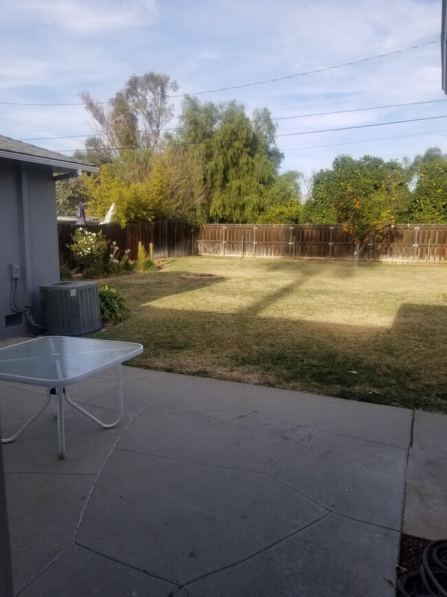 5165 Carlingford Ave in Riverside, CA - Foto de edificio - Building Photo