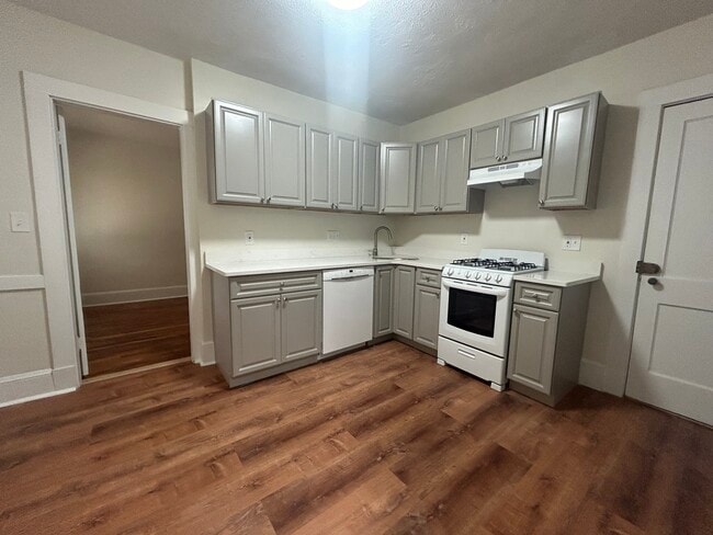 8 Lakeville Rd, Unit 1