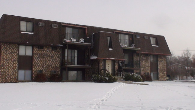 Pioneer Road Apartments in Crest Hill, IL - Building Photo - Building Photo