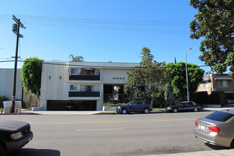 18600 Burbank Blvd in Tarzana, CA - Foto de edificio - Building Photo