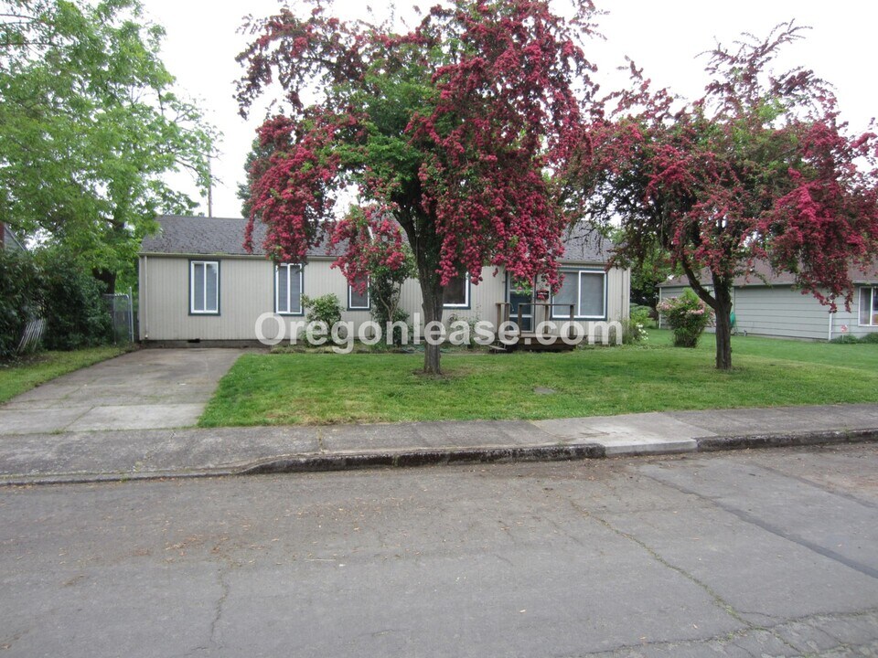 325 26th St in Springfield, OR - Foto de edificio