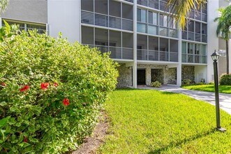 301 Sunrise Dr, Unit 4AE in Key Biscayne, FL - Building Photo - Building Photo