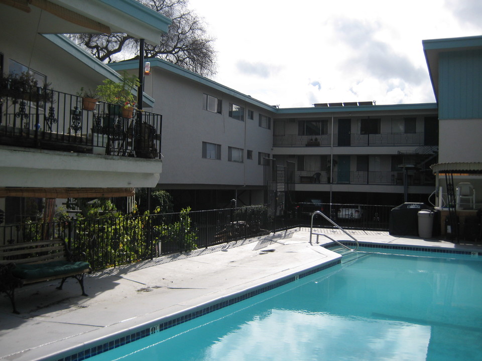 La Casa Del Rio Apartments in Walnut Creek, CA - Building Photo