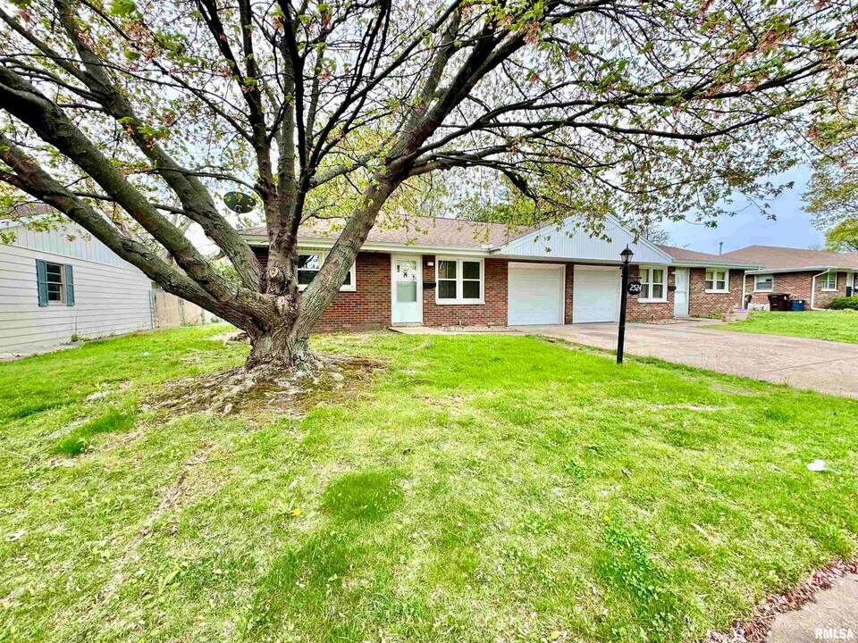 2524 W Wardcliffe Dr in Peoria, IL - Building Photo