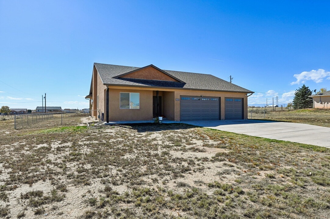 1140 E Dove Creek Dr in Pueblo West, CO - Building Photo