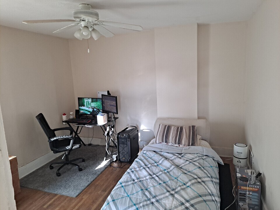 909 S Front St Photo