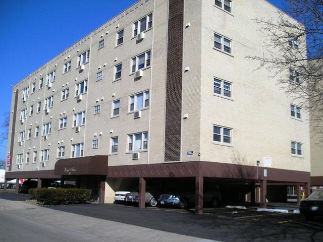 Royal Arms Apartments in River Grove, IL - Building Photo