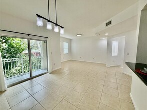 11503 NW 89th St in Doral, FL - Foto de edificio - Building Photo