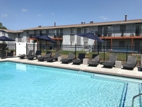 University Crossing Apartments & Townhomes in West Lafayette, IN - Foto de edificio - Building Photo