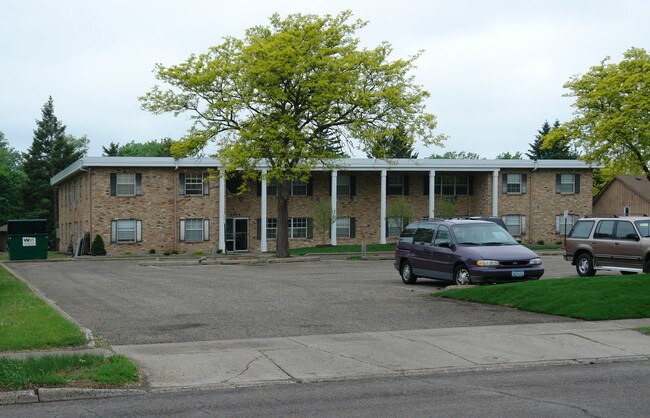 9908 Nicollet Avenue South Apartments in Bloomington, MN - Foto de edificio - Building Photo