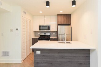 949 W Grace St, Unit 101J in Chicago, IL - Building Photo - Building Photo