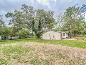 3815 Commerce St, Unit 202 in Damon, TX - Building Photo - Building Photo