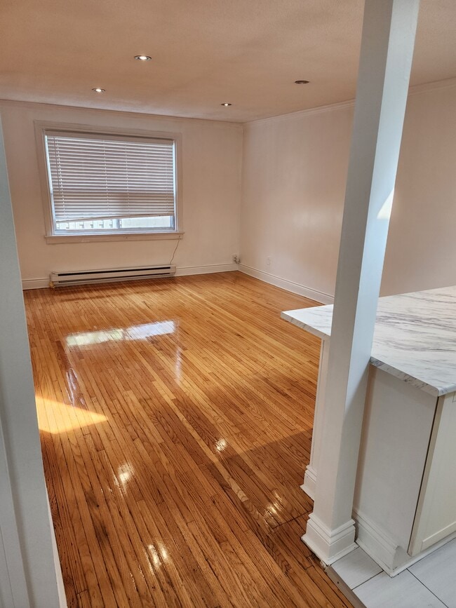2122-2136 Queen St E in Toronto, ON - Building Photo - Building Photo