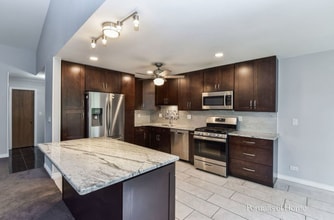 1587 Stonehill Ct in Wheaton, IL - Foto de edificio - Building Photo