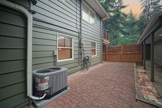 3801 SW Hamilton St in Portland, OR - Building Photo - Building Photo