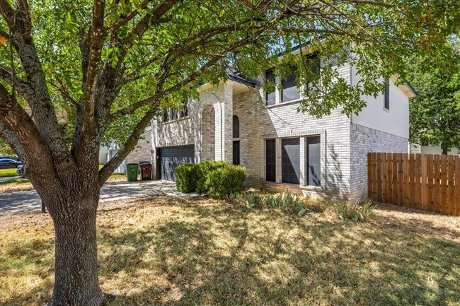 2008 Logan Dr in Round Rock, TX - Foto de edificio - Building Photo