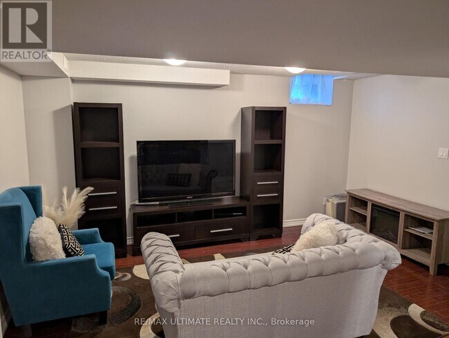 3434 Crimson King Cir in Mississauga, ON - Building Photo - Building Photo