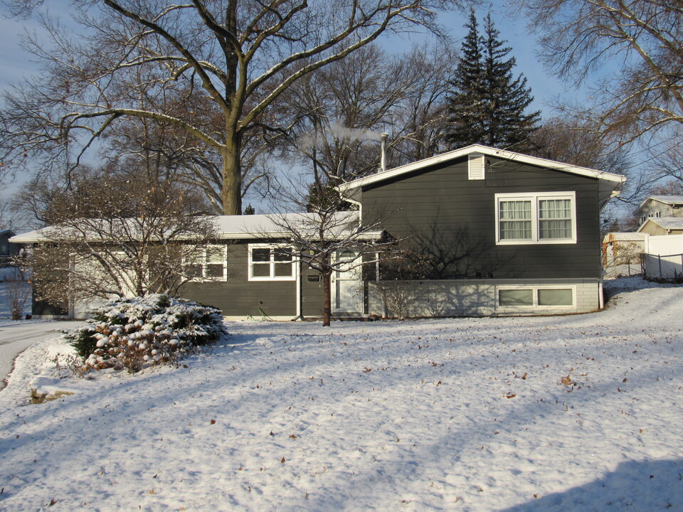 1526 Monterey Ct in Bettendorf, IA - Building Photo