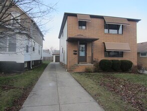 2436 Grovewood Ave in Parma, OH - Foto de edificio - Building Photo