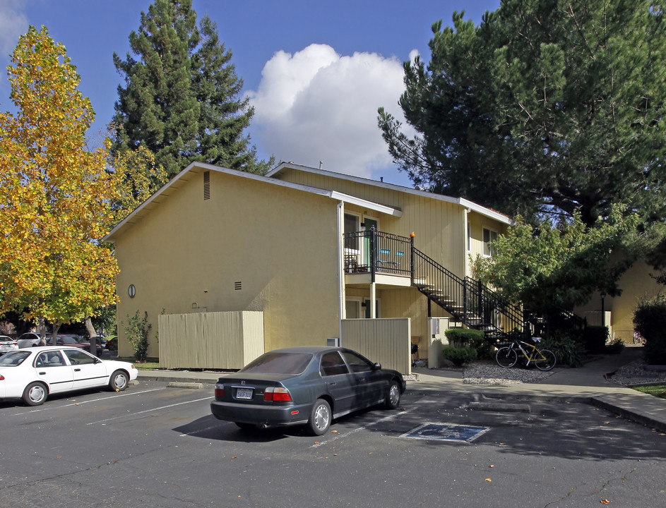 Pinon Apartments in Davis, CA - Foto de edificio