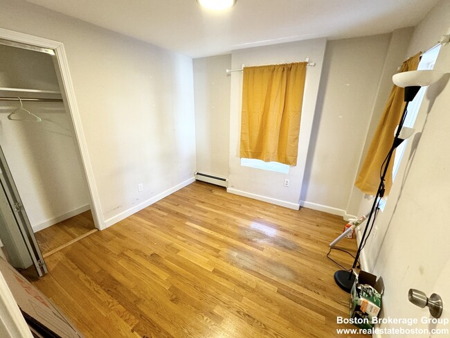 56 Crescent Ave, Unit #1 in Boston, MA - Foto de edificio - Building Photo