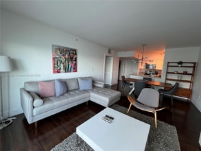 1155 Brickell Bay Dr in Miami, FL - Foto de edificio - Building Photo