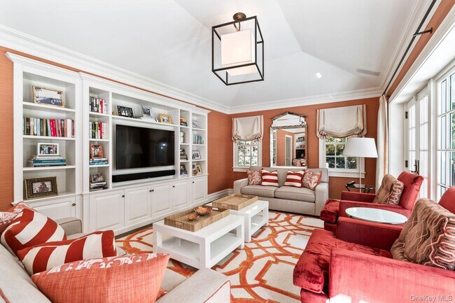 30 Underhill Rd in Locust Valley, NY - Building Photo - Building Photo