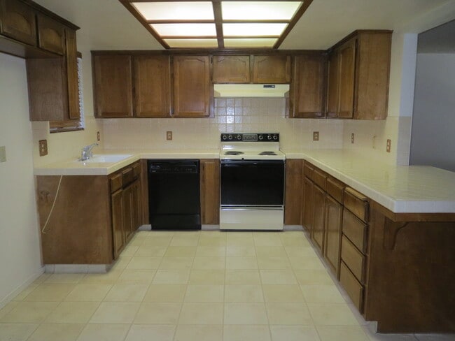 3675 Sunnyside Ave in Clovis, CA - Building Photo - Building Photo