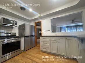 7626 Sleepy Hollow Dr in Parma, OH - Building Photo - Building Photo