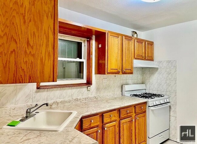 2 bedroom apartment available near the R line
