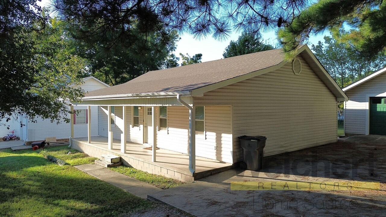 811 Pinewood Dr in Paragould, AR - Building Photo