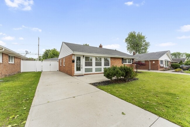 18085 Hinton St in Riverview, MI - Building Photo - Building Photo