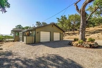 8251 Toloso Rd in Atascadero, CA - Foto de edificio - Building Photo