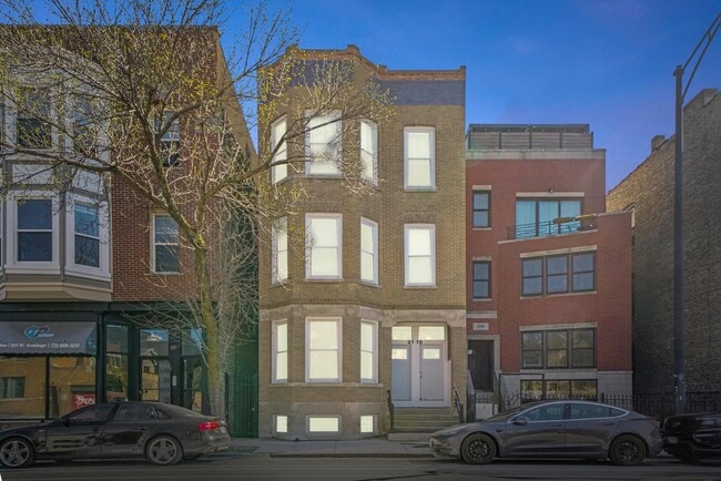 2115 W Armitage Ave in Chicago, IL - Building Photo - Building Photo