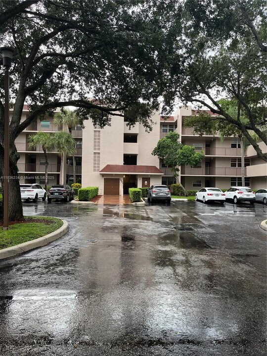 1931 Sabal Palm Dr in Davie, FL - Building Photo