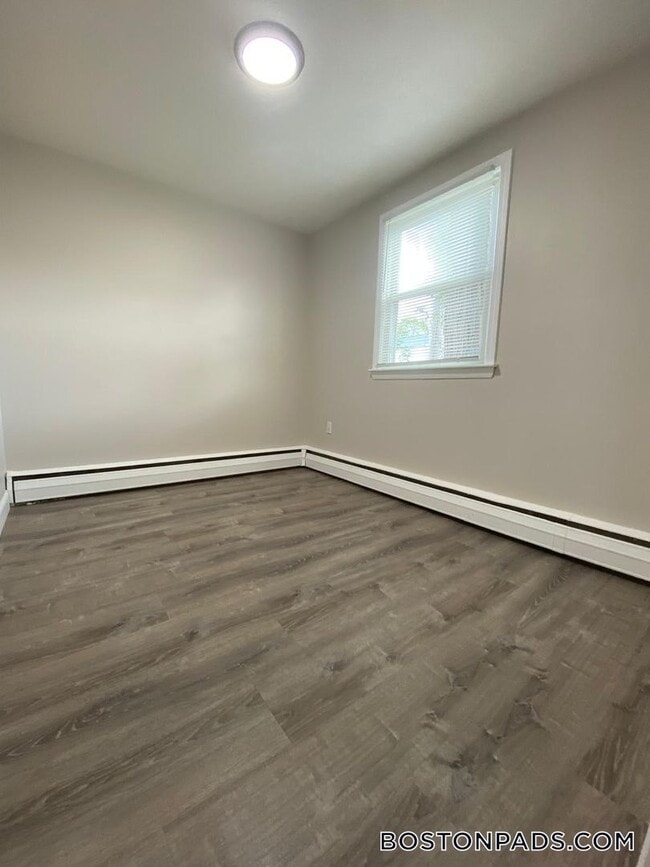 24 Waugh St in Lowell, MA - Foto de edificio - Building Photo