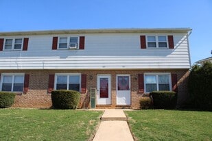 169 Oak Manor Dr in York, PA - Building Photo