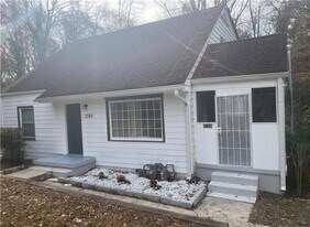 2743 Harlan Dr in East Point, GA - Building Photo