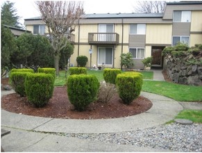 Castellan West Apartments in University Place, WA - Building Photo - Building Photo