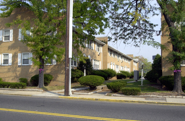 Plaza Garden Apartments in Secaucus, NJ - Building Photo - Building Photo