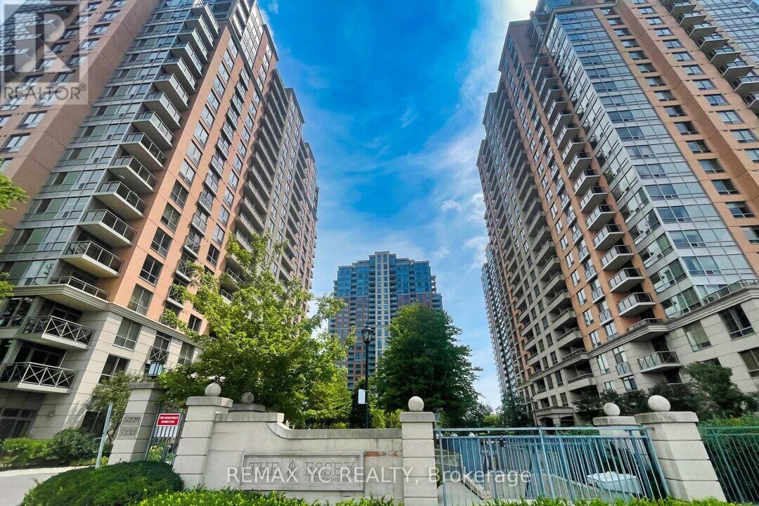 5229 Dundas St W in Toronto, ON - Building Photo