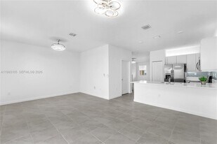 2425 SE 28th Dr in Homestead, FL - Building Photo