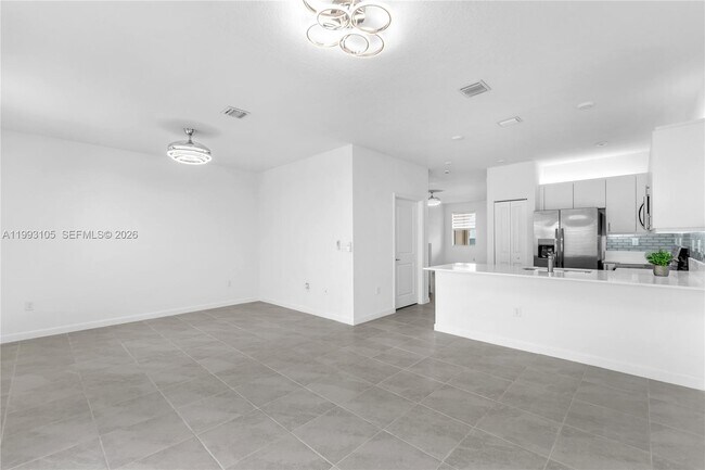 2425 SE 28th Dr in Homestead, FL - Building Photo - Building Photo