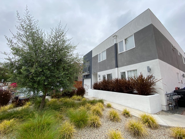 627 N Mariposa Ave in Los Angeles, CA - Foto de edificio - Building Photo